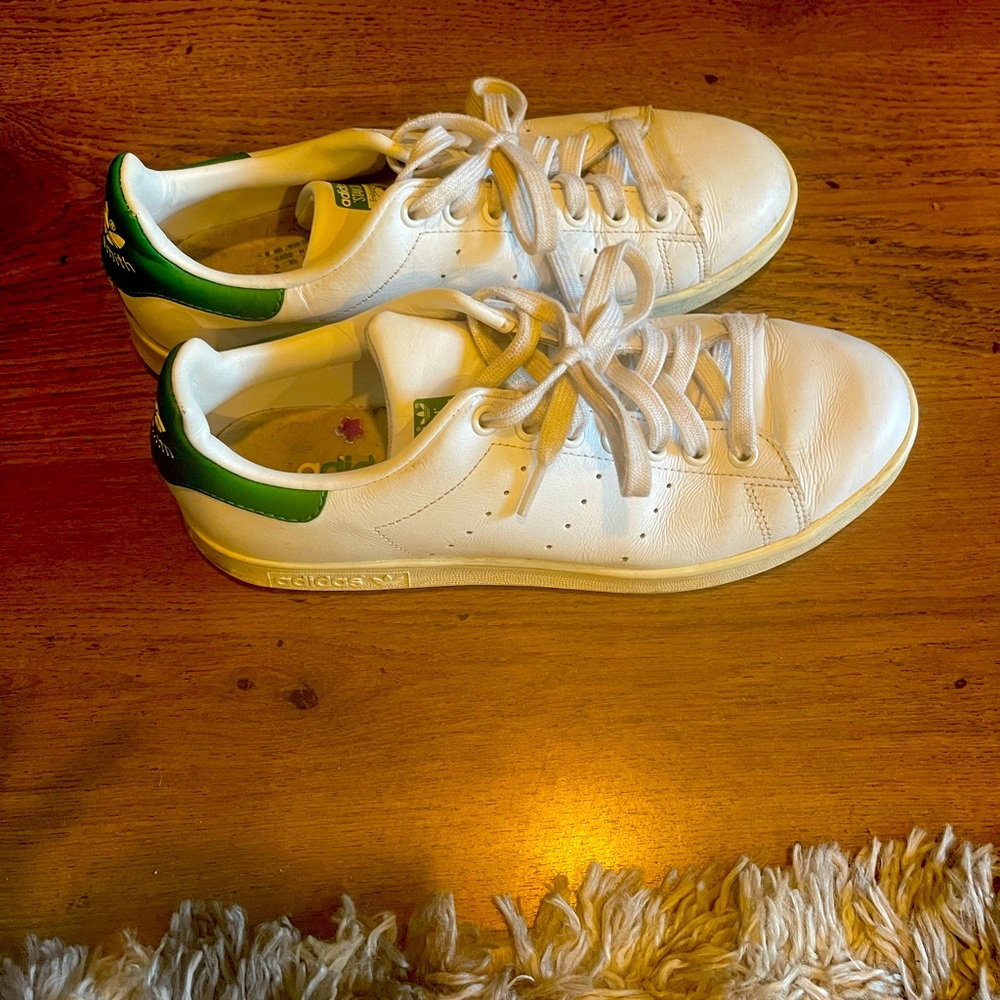 Adidas Stan Smith classic sneaker with green logo in the back size 9 used
